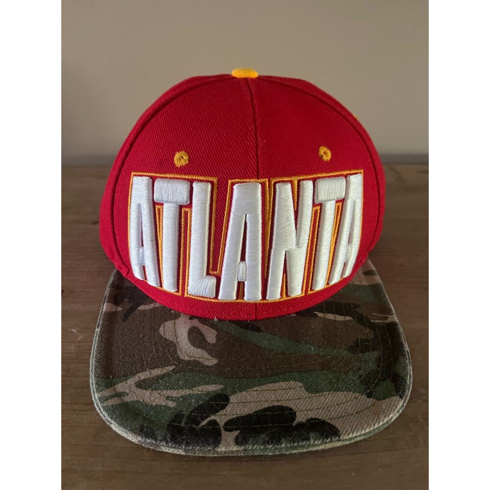 Atlanta snap back flat hat Men red and camo‎